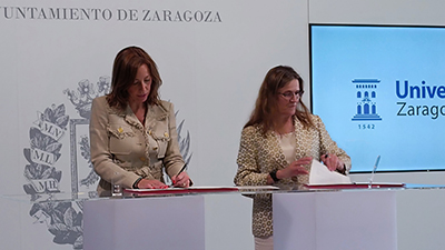 Firma del convenio por Dª Natalia Chueca y Dª Gloria Cuenca